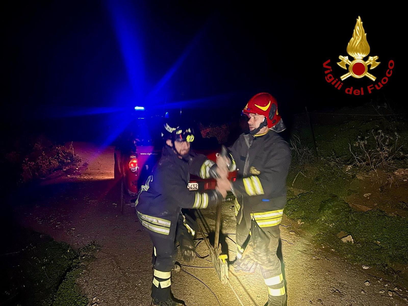 Collesano: i Vigili del Fuoco liberano una famiglia bloccata in auto lungo la strada a causa di una frana