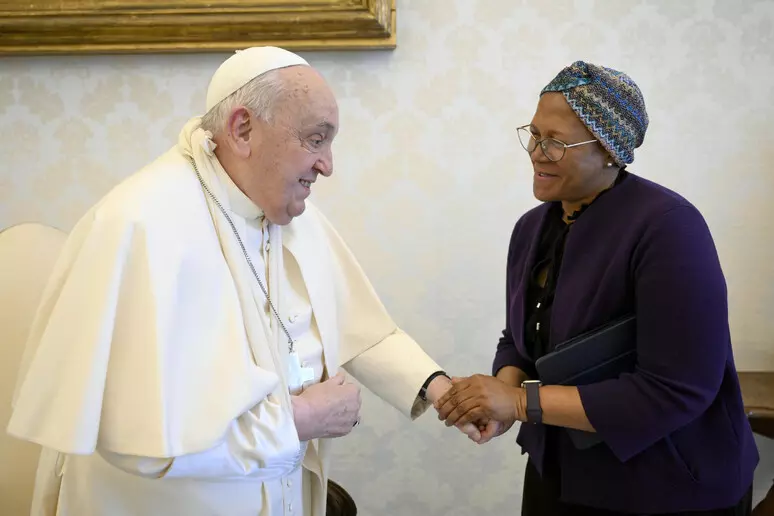 Papa Francesco è caduto questa mattina a Santa Marta, contusione al braccio ma sta bene