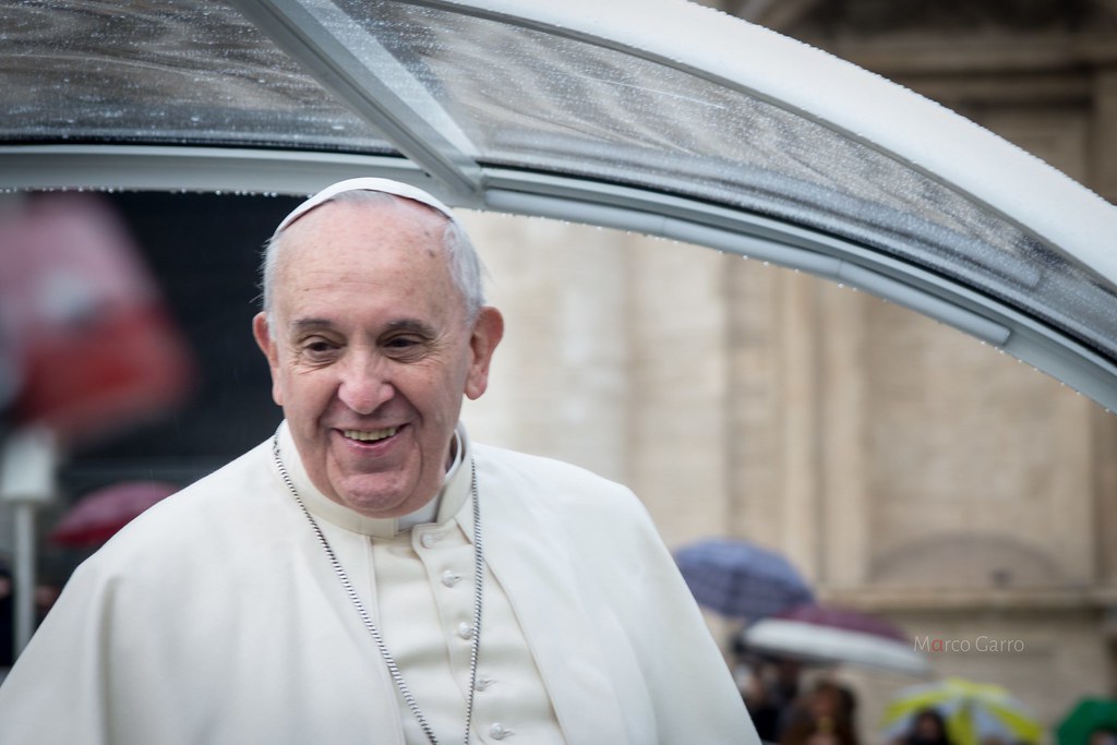 Notte serena per Papa Francesco, si è alzato e ha fatto colazione in poltrona