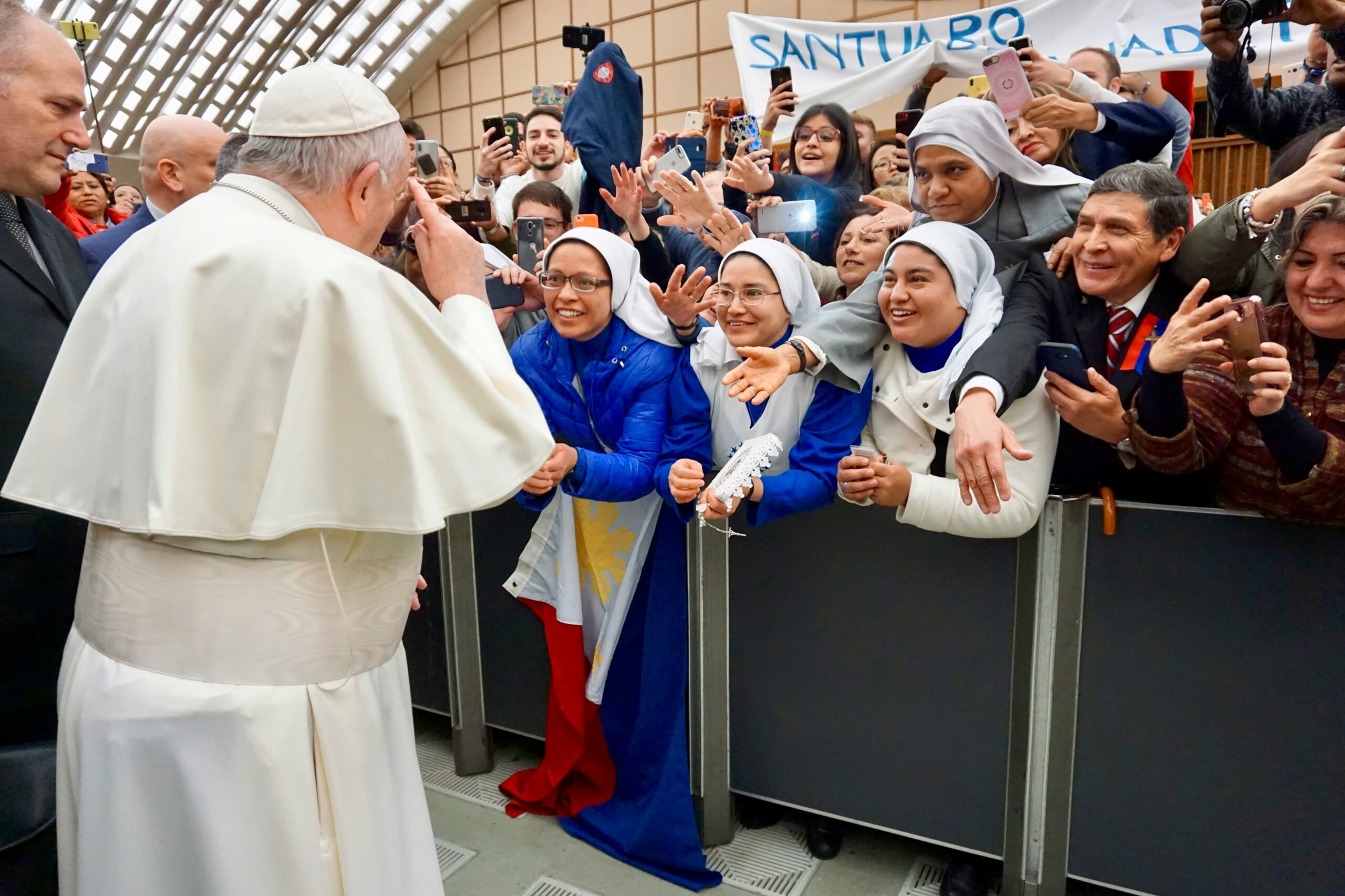 Papa Francesco alle donne: “grazie per le pagine di speranza e di tenerezza che aiutate a scrivere nel libro della storia”