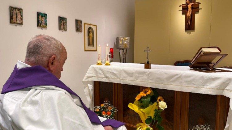 Diramata la prima foto di Papa Francesco dopo il ricovero, ha concelebrato la messa nella cappellina del Gemelli